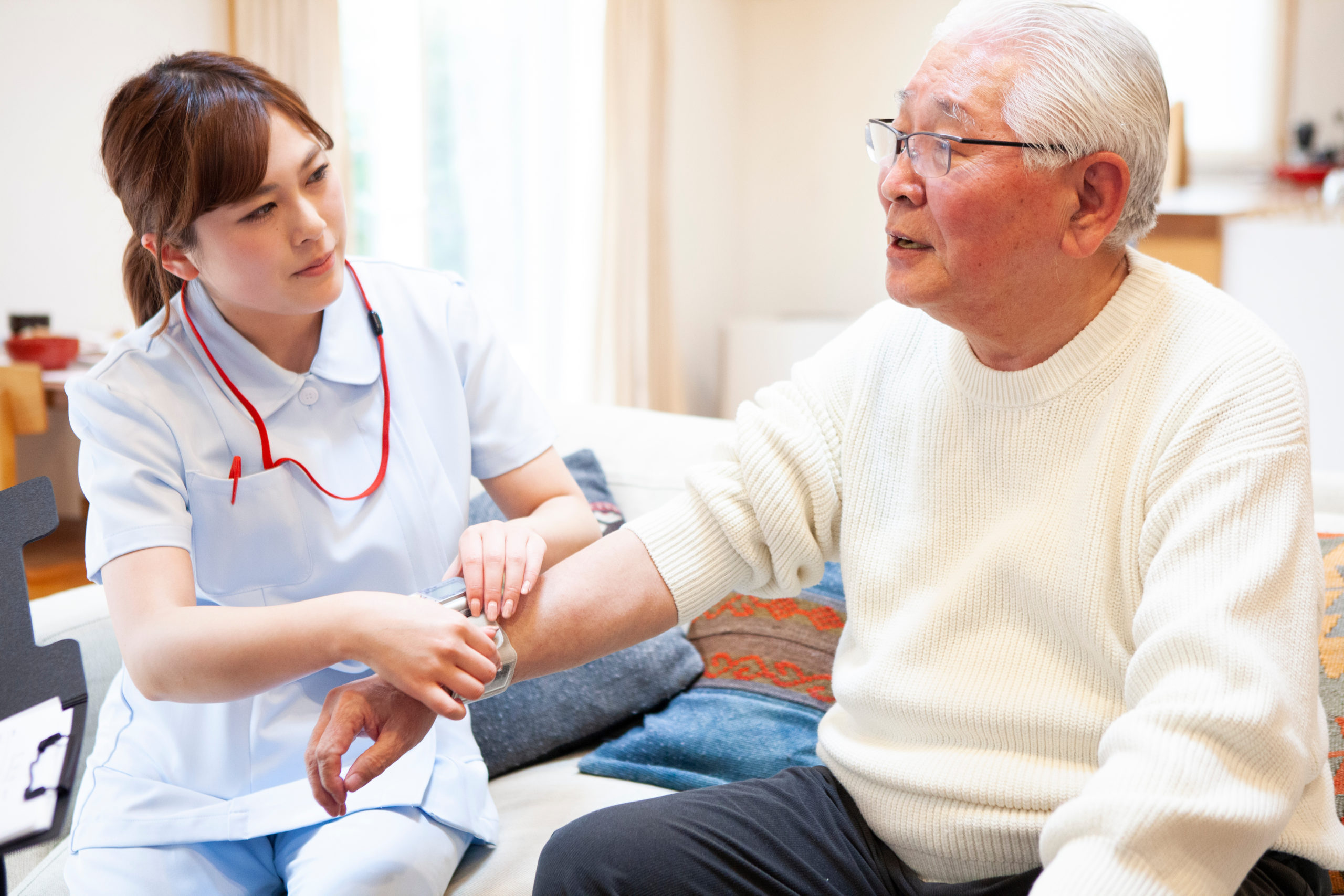 血圧を測る看護師